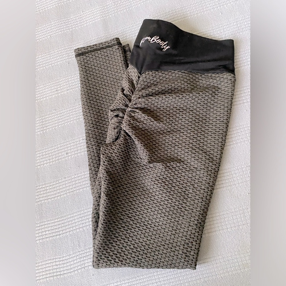 Mid-Rise Textured Scrunch Leggings with Black Waistband - Boombooty